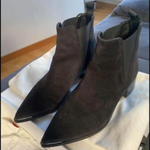 Acne jensen sued storlek 36 - Säljer mina fina acne boots i mocka  absolut nyskick. Kartong medföljer. Passar någon med storlek 36. Finns vid Liljeholmskajen kan även skickas mot fraktkostnad 