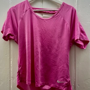 Rosa träningstshirt från Nike! - Fin träningstshirt från Nike i storlek S! 