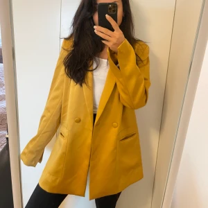 Oversized kavaj  - Från Gina tricot, valde storlek 40 för att den ska sitta Oversized men jag brukar vanligtvis ha 36 i kläder 