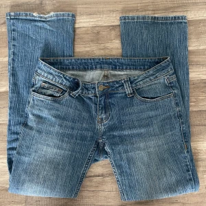 Lågmidjade jeans  -  Säljer mina skitsnygga low Waist bootcut jeans, då dem inte kommer till användning. 