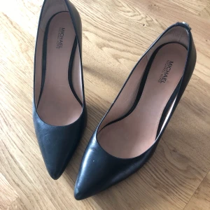 Michael kors  - Strl 37 Lite skavd på ena skon  Klackhöjd 7.5 Super sköna att gå i :) 