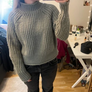 Stickad grön tröja - Denna är från HM, i storlek M. Knappt använd! Skriv om du har frågor eller vill ha fler bilder ❣️