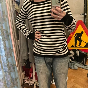 Randig tröja - Randig tröja, köpt secondhand. Kontakta vid frågor elr fler bilder!🫶
