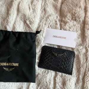 Zadig korthållare - Säljer min fina korthållare från zadig då jag köpt en ny! Den är använd men bra skick! ❤️‍🔥🫶🏼 klicka ej på köp direkt 