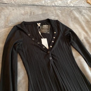 Klänning  - Figurformad, ribbad svart klänning från Nelly i storlek S. Helt ny 💫