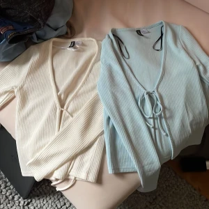 Knyttröjor - En vit och en blå knyttröja i storlek Xs🤍skriv pm om du undrar något❤️50kr st💗