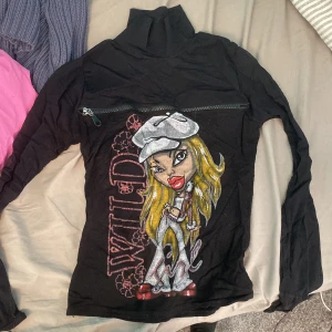 Mesh tröja - köpt från humana men aldrig använd, as coolt tryck med mesh armar. Frakt ingår