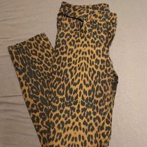 Leopardmönstrade jeans i storlek 36. Använda ett fåtal gånger. 
