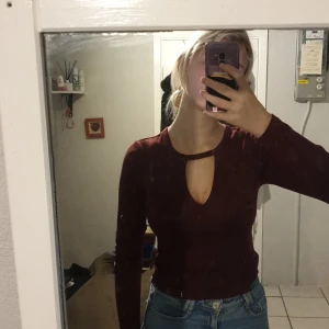 Tröja  - En helt ny tröja som jag aldrig använt. Men säljer den för att den aldrig kommer till användning. Med en vinröd/ lila färg.