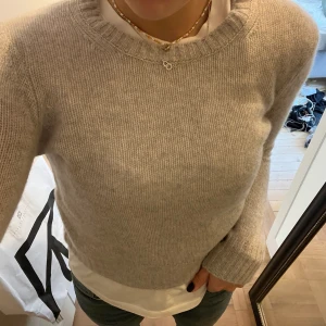From future tröja  - Helt ny och oanvänd tjocktröja från from future. Storlek S och 100% Cashmere. Nypris ligger på ca 1700 kr. Säljs pga att den inte kommer till användning💓