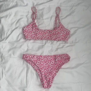 Bikini - Rosa bikini från shein! Bra skick och material. Nypris 129kr säljer för 80kr + frakt. Säljer då den har blivit för liten för mig. Tryck ej på köp nu :)