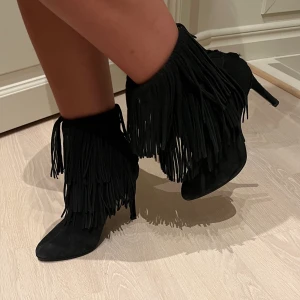 Klackskor med fransar - Jättesnygga skor i storlek 37