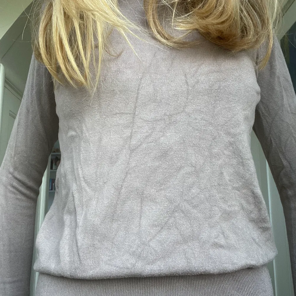 Denna så fina och trendiga tröjan från zara. Köpt förra året men kom inte till användning för har en likadan i ljus rosa. Ser lite skrynklig ut på bilden för han inte stryka. Perfekt nu på hösten. Tveka inte och skriv för flera bilder❤️. Tröjor & Koftor.