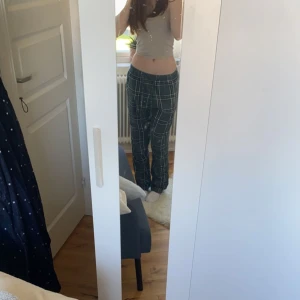 Pyjamasbyxor🫶 - Gröna pyjamasbyxor från Hm💗Säljer pågrund av att jag inte har någon användning av dom. Storlek S men passar även mig som har Xs! Köparen står för frakt och hör av er om ni har några frågor💓💓