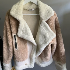 Jacka - Intressekoll på min jätte mysiga jacka köpt i Haga, Göteborg. Storlek OneSize, är lite oversized på mig som är S vilke är extra mysigt på hösten. 300kr plus frakt