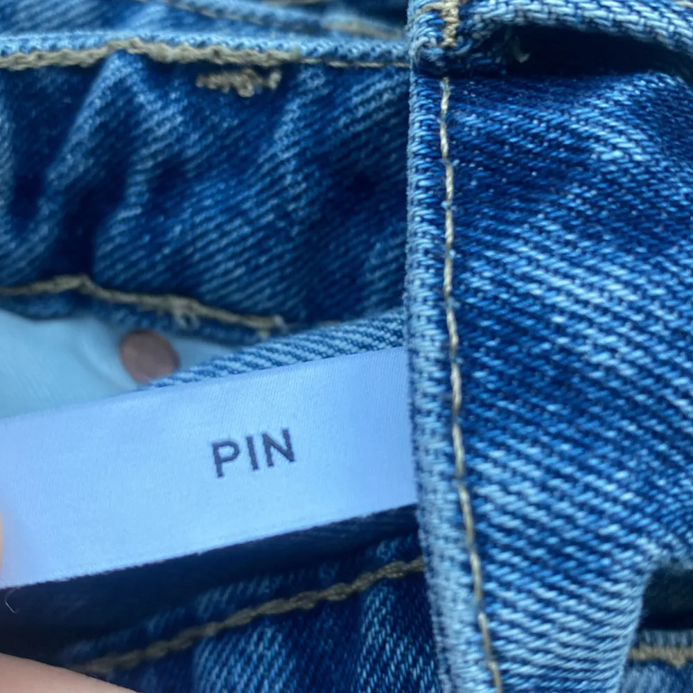 Säljer ett par Pin Mid Straight Jeans från Weekday!  Använt max 2 ggr- för små:(. Jeans & Byxor.