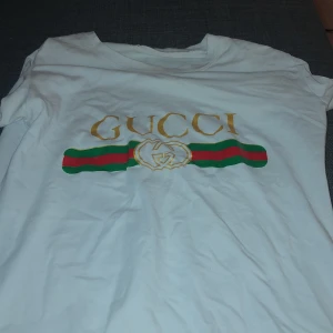 Vit T-shirt med tryck  - Använt några gånger