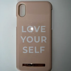 Ideal of Sweden skal till iPhone XS - Väldigt fint skal från Ideal of Sweden passande till iPhone XS. Samarbete mellan Ideal of Sweden och Therese Lindgren. Det är i använt men fint skick. Köpare står för frakten!