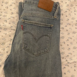 Levis jeans bootcut - Byxorna är uppsydda hos Levis så längden stämmer inte men jeansen passar mig perfekt som är 159cm