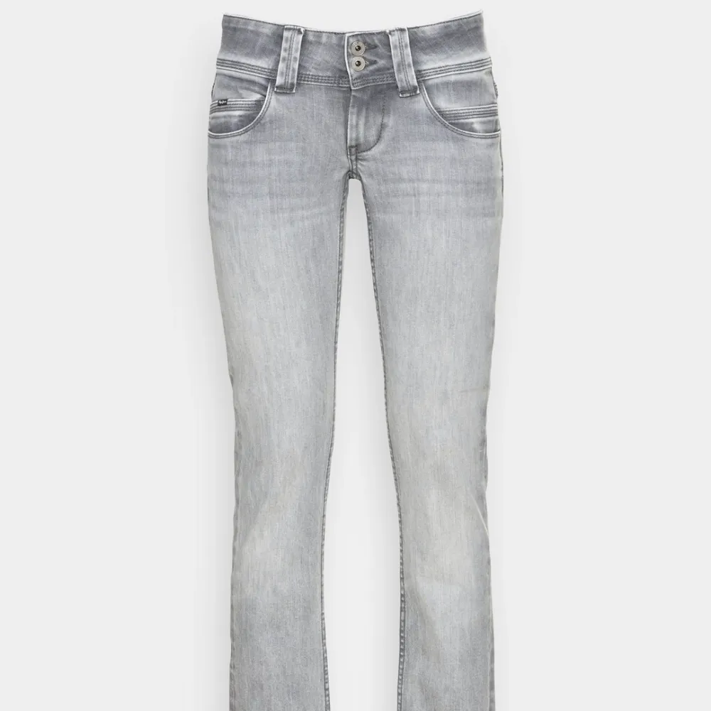 Säljer ett par lågmidjade jeans i storlek 27/32. De är väldigt populära och slutsålda. De är endast använda ett få tal gånger och säljer dem för att de är för små för mig. Köparen står för frakten💕. Jeans & Byxor.