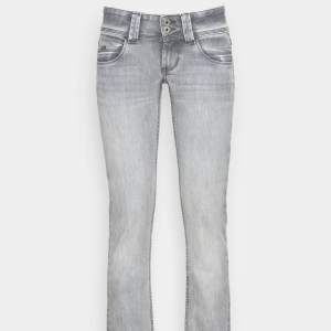 Säljer ett par lågmidjade jeans i storlek 27/32. De är väldigt populära och slutsålda. De är endast använda ett få tal gånger och säljer dem för att de är för små för mig. Köparen står för frakten💕