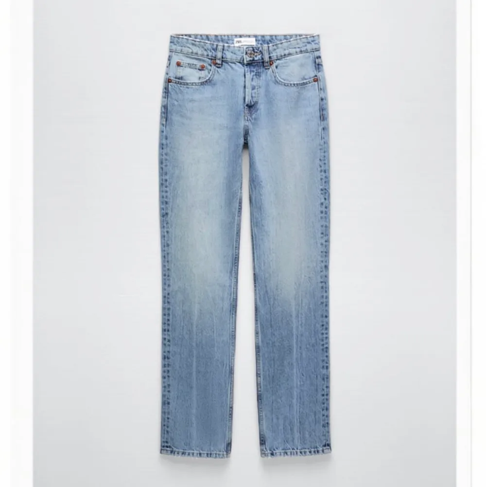 Snygga jeans från Zara, storlek 34. De är helt oanvända och lappen finns kvar, säljer på grund av att de är för små🤍. Jeans & Byxor.
