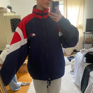 Tommy Hilfiger jacka - Tommy hilfiger jacka. Marinblå och röd. unisex. Jag är en S vanligtvis som referens.