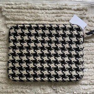 Datorfodral  - Helt nytt, slutsålt. Från hm passar de flesta skoldatorer 