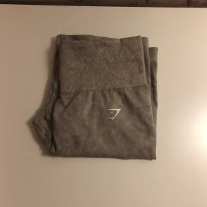 Gymshark shorts - Gymshark shorts vita/gråa camo🤍