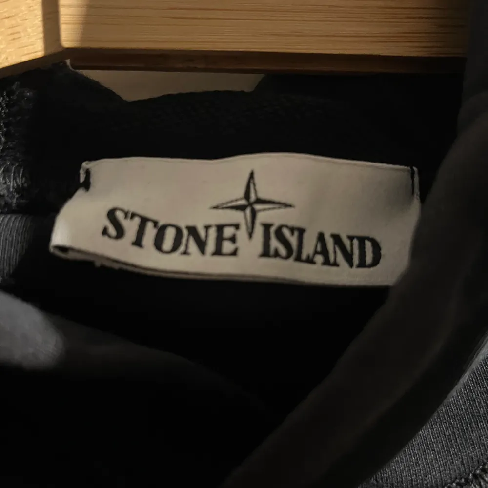 Säljer min stone island hoodie i herrmodell, storlek M. I mycket bra skick, använd fåtal gånger pga inte min smak. 😊Givetvis äkta.  Nypris 3100 kronor. Hoodien är ej solblekt, det är taklampans ljus : ) . Hoodies.