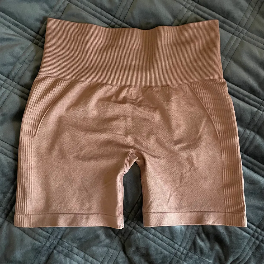 Beige/brun/rosa shorts med scrunch på rumpan, aldrig använda 120 kr inkl frakt. Shorts.
