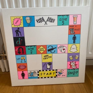 Handmålat drickspel  - Säljer ett drickspel jag målat med vattenfast färg, så den påverkas inte av att man råkar spilla! 🤗 Möts gärna upp då denna är lite komplicerad att skicka med post❤️‍🔥