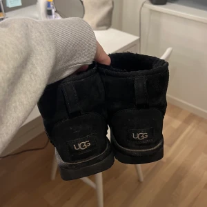 UGGS - Säljer mina uggs, svarta classic mini☃️Köpta på Nk för 1900:- Fint skick ☃️☃️Säljer för 650 + frakt