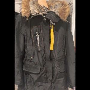 Parajumpers kodiak Storlek M - Parajumpers kodiak i storlek M kan passa även S skicket är bra 2000kr kan träffas i Malmö eller frakta runt hela Sverige, köparen står för frakt