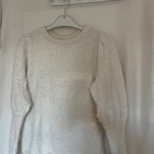 Mysig vit tröja - Tröja från VILA med ballongärmar, storlek M. Mysigt material, passar perfekt till höst/vinter!! Endast använd enstaka gånger då den tyvärr är liten för mig.
