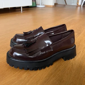 Bruna loafers - Superfina och sköna loafers i fakeskin men världens finaste bruna färg som verkligen passar med allt! Knappt använda så är i väldigt bra skick!