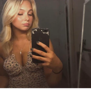 Zara klänning  - Skriv för flera bilder. Säljer min jätte fina zara klänningar i ett jätte fint Blom mönster! Köpare står för frakt