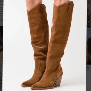 Stövlar BRONX  - !!lägger ut egna bilder snart så skriv inte om det!!  Bronx stövlar i storlek 37. Passar 36. Använda men i fint skick. Färgen konjac. 