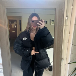 North face jacka  - North face jacka i herrsize, sitter snyggt och oversized🖤strecken på sidan är endast där då den legat nerpackad, ej permanent nypris runt 3000