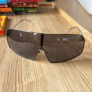 Ett par solglasögon från Weekday (påse medföljer)