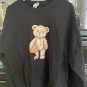 Sweatshirt  - En sweatshirt i storlek L. Är i bra skicka knappt använd. 