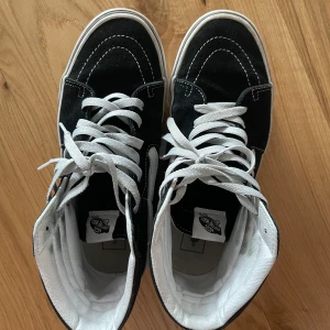 Vans - Har använt dessa och ända slitningen är visat på bilden, att det är svart på insidan av lädret. Tvättar sulan innan jag postar ☺️