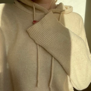 Stickad hoodie  - Sköns stickad hoddie ifrån zara. Den är i en beige färg oxh sticks inte!!🥰🥰