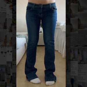 Lågmidjade jeans - Lågmidjade jeans från Lee med utsvänga ben och snygga glittriga fickor! Står ingen storlek men passar mig som brukar kunna ha 29 i midjan (på Lågmidjade)💗 och längden skulle jag gissa 32. (Jag är 160 cm lång) Köpta för 400 kr, säljer för 200 kr