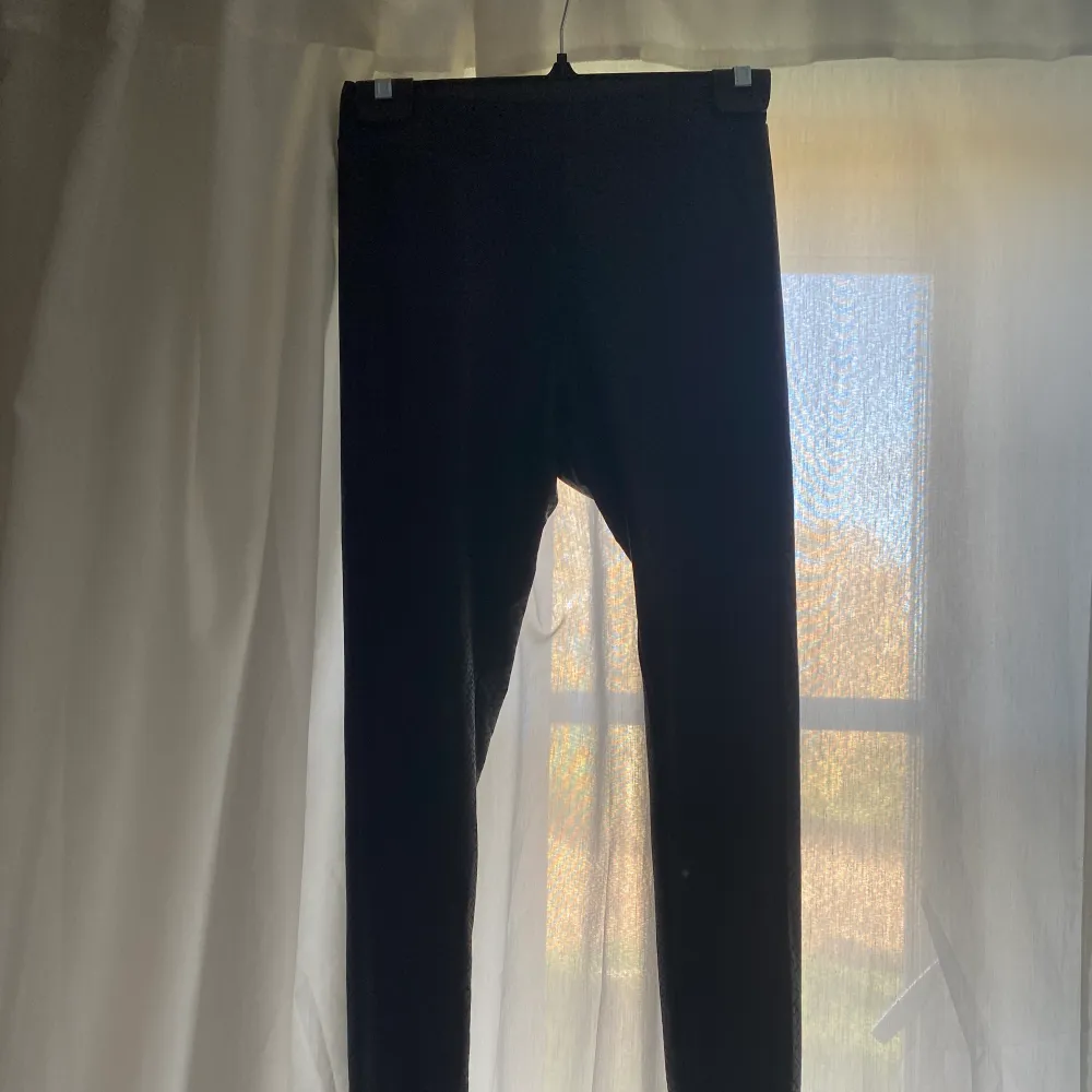 Ett par svarta tights med orm ish mönster. Lappen är avklippt så ser ej vart dom är ifrån eller vilken storlek men skulle tro storlek S. Övrigt.