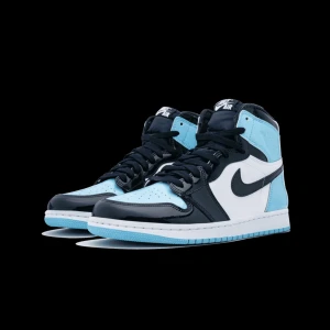 Jordans 1 - Säljer ett par jordans 1 i modellen retro high. De är använda 2 gånger och säljs pågrund av att de blivit försmå. Köpta av en annan användare här på plick. (Man får även med 2 extra skosnören, ett vitt och ett ljusblått) Köparen står för frakten!!💗