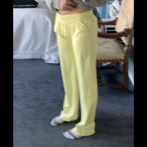 Juicy couture byxor gul stl S - Använda några gånger och i bra skick. Säljer för att dom är lite stora och vill köpa något annat. Om fler bilder så kan ni Dm a mig. Skriv till min instagram om du är intresserad då jag inte svara så bra här på plick  Fridalane_
