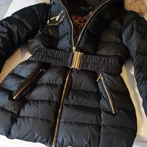 Äkta hollies jacka strlk 36 - Mycket fint skick strlk 36 äkta päls hollies Nypris 3995 kr Säljes för 2500 kr