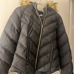 Svea  - Svea vinterjacka storlek M.  Tyvärr är dragkedja där uppe sönder se bild.  Annars är den jättefin. 