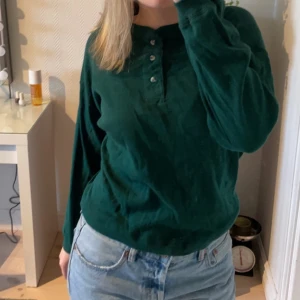 Tröja - Söt tröja som är prefekt nu till höst, köpt secondhand men lapp satt på när jag köpte och har endast använt den en gång så jättebra skick💖💖